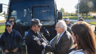 Ο Νίκος Κωνσταντόπουλος διαμαρτύρεται στους αστυνομικούς