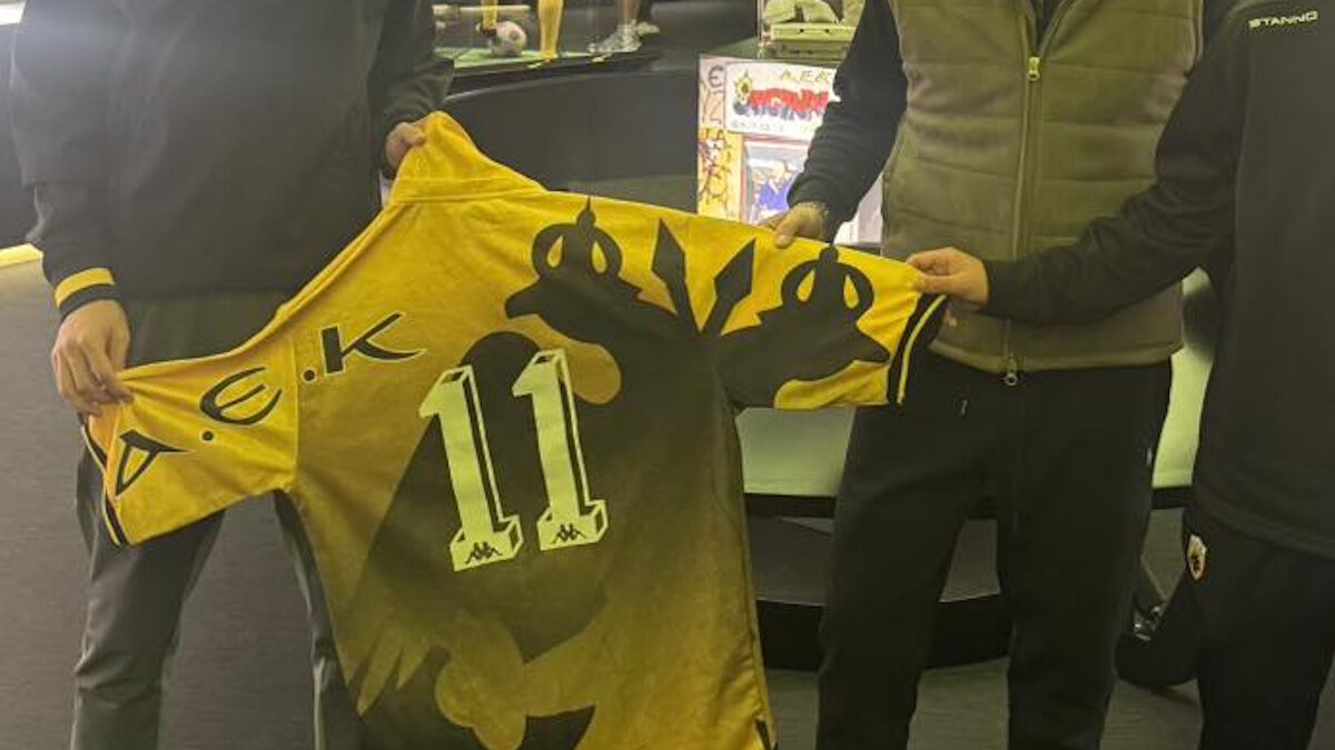 Στο Μουσείο της ΑΕΚ η ιστορική φανέλα του Ντέμη Νικολαΐδη από το λασπωμένο ΑΕΚ – Ολυμπιακός του 1997