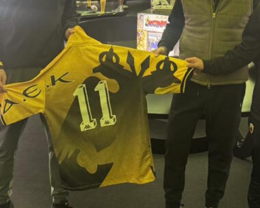 Στο Μουσείο της ΑΕΚ η ιστορική φανέλα του Ντέμη Νικολαΐδη από το λασπωμένο ΑΕΚ – Ολυμπιακός του 1997