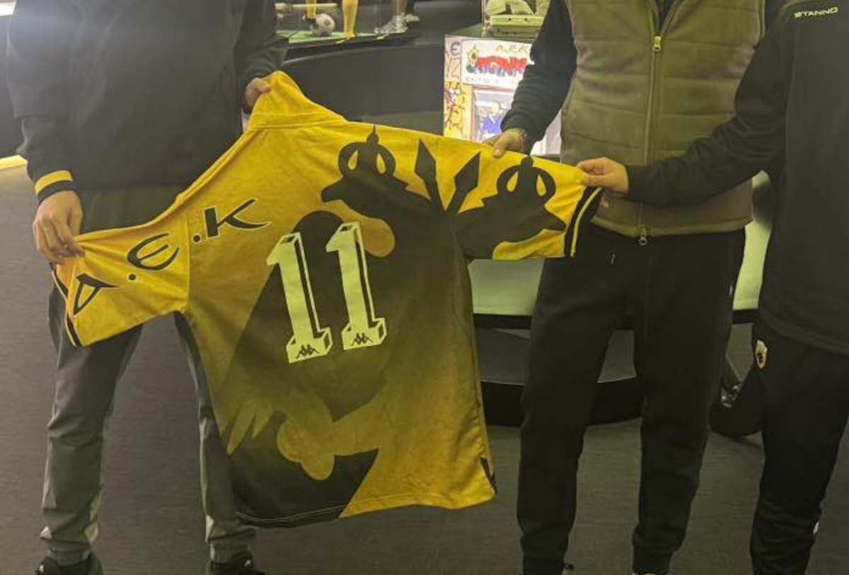 Στο Μουσείο της ΑΕΚ η ιστορική φανέλα του Ντέμη Νικολαΐδη από το λασπωμένο ΑΕΚ - Ολυμπιακός του 1997