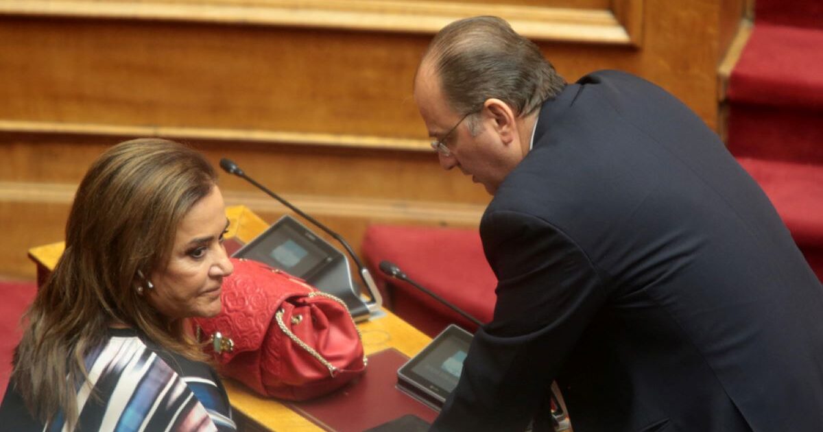 ΠΑΣΟΚ: Σεξιστική επίθεση με στοιχεία ηλικιακού ρατσισμού το retweet Λαζαρίδη που «στέλνει» τη Μπακογιάννη για σοκολατάκια