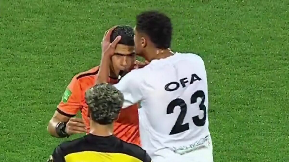 Ποδοσφαιριστής στην Αίγυπτο φίλησε διαιτητή μετά από απόφαση του VAR