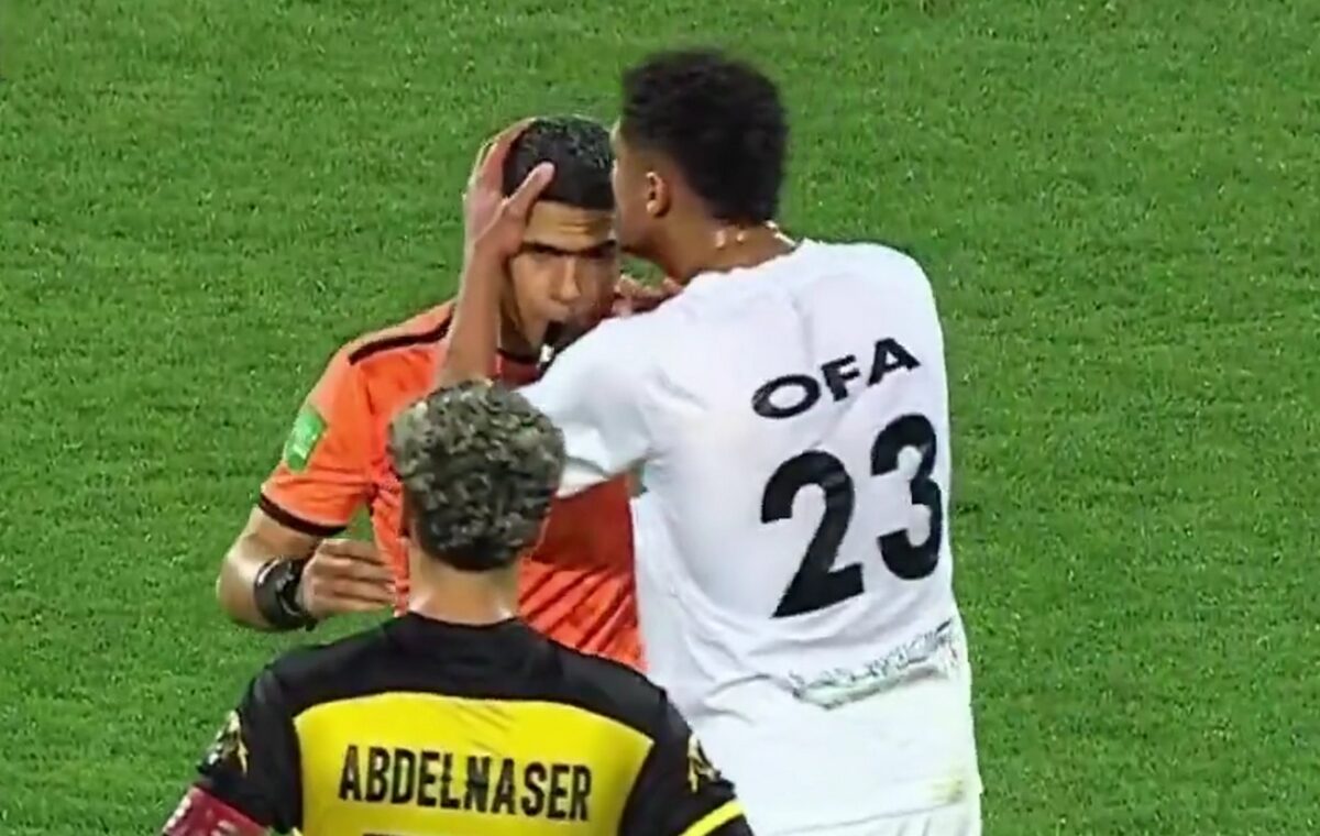 Ποδοσφαιριστής στην Αίγυπτο φίλησε διαιτητή μετά από απόφαση του VAR