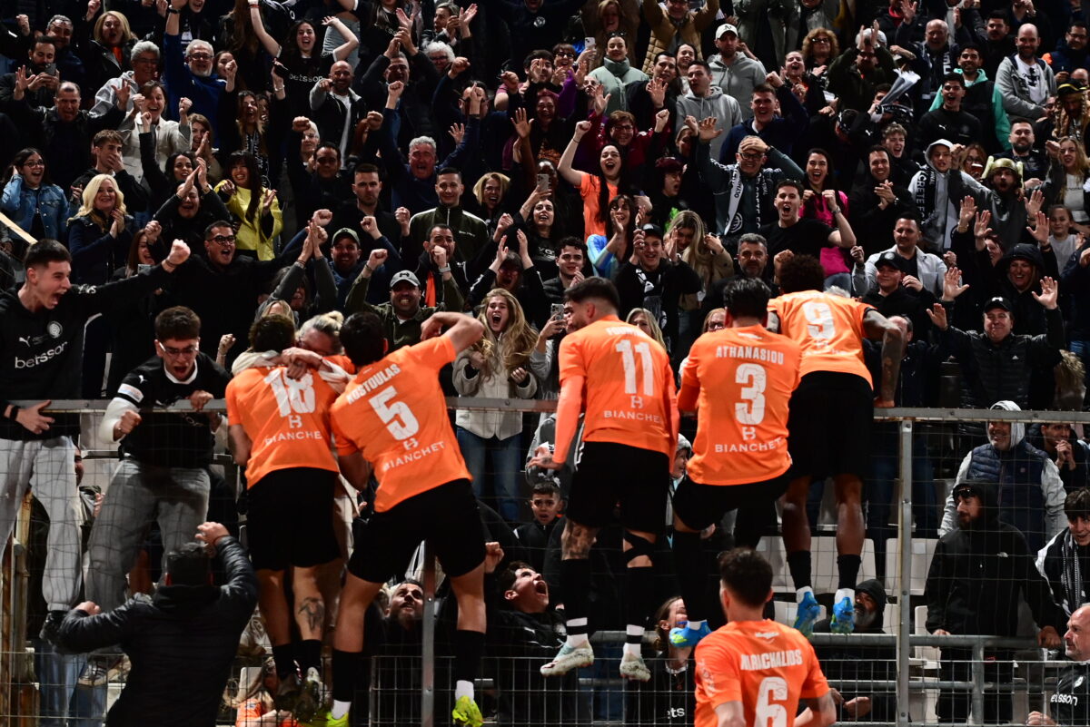 ΠΑΟΚ - ΟΦΗ: Ο Τιάγκο Νους έκανε το 1-2 στον τελικό και έτρεξε για να πανηγυρίσει με τη μητέρα του στα κάγκελα του Πανθεσσαλικού