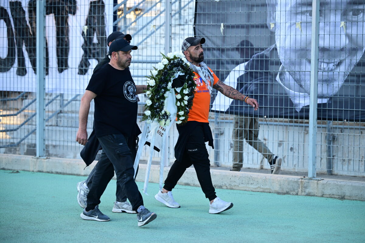 ΠΑΟΚ - ΟΦΗ: Οπαδοί των Κρητικών κατέθεσαν στεφάνια στη μνήμη των αδικοχαμένων φίλων του «δικεφάλου» στο τροχαίο της Ρουμανίας