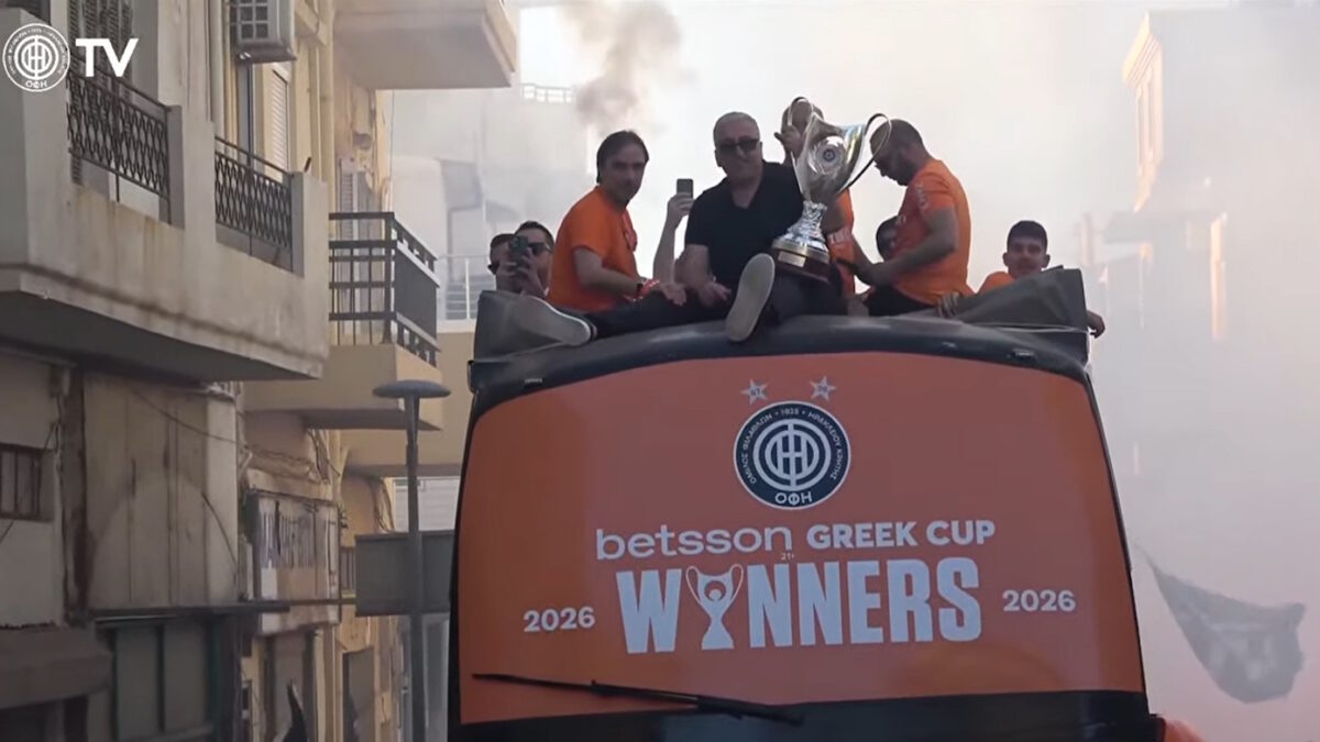 Ο Μπούσης φώναξε συνθήματα του ΟΦΗ στην παρέλαση της ομάδας στο Ηράκλειο: «Το Κύπελλο το πήραμε στο Πανθεσσαλικό»