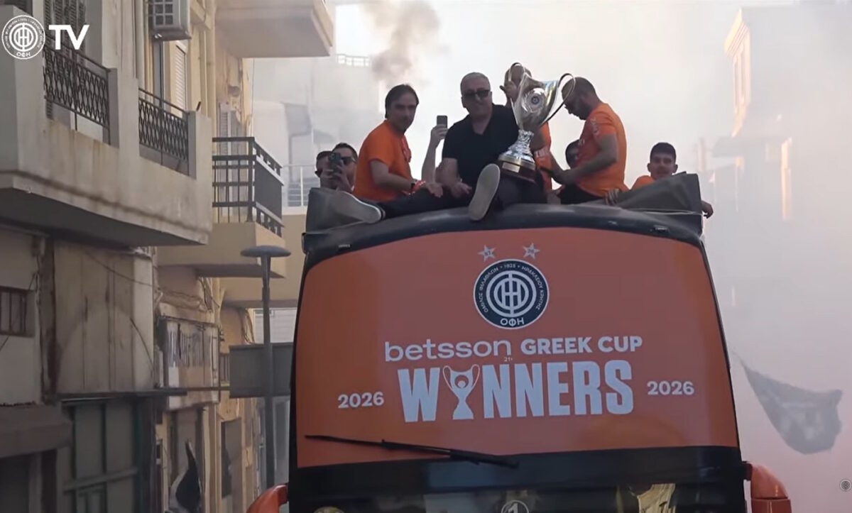 Ο Μπούσης φώναξε συνθήματα του ΟΦΗ στην παρέλαση της ομάδας στο Ηράκλειο: «Το Κύπελλο το πήραμε στο Πανθεσσαλικό»