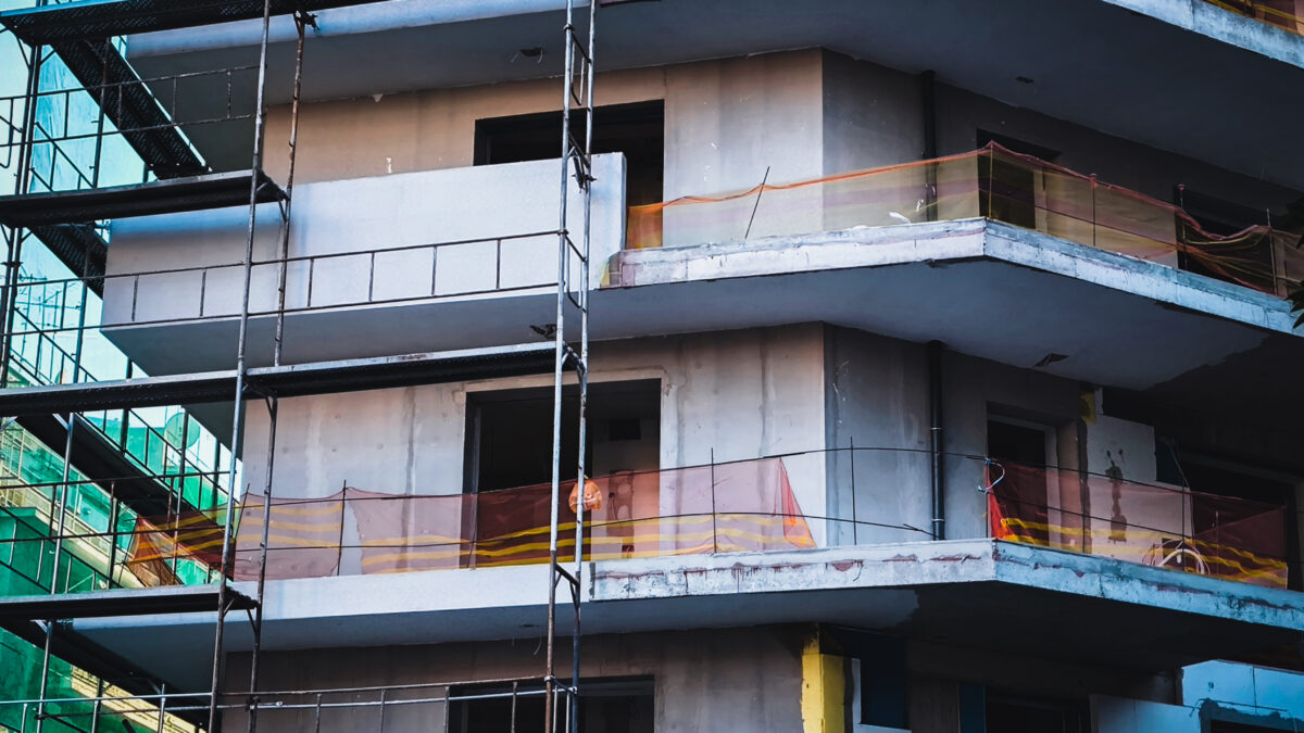 Νεοαναγειρόμενη οικοδομή στην Αθήνα