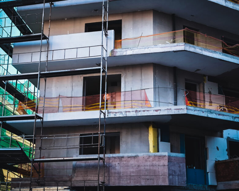 Νεοαναγειρόμενη οικοδομή στην Αθήνα