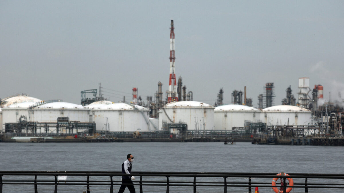 FILE PHOTO: An oil refinery in the Keihin Industrial Zone in Kawasaki, south of Tokyo, Japan March 17, 2026. REUTERS/Issei Kato/File Photo