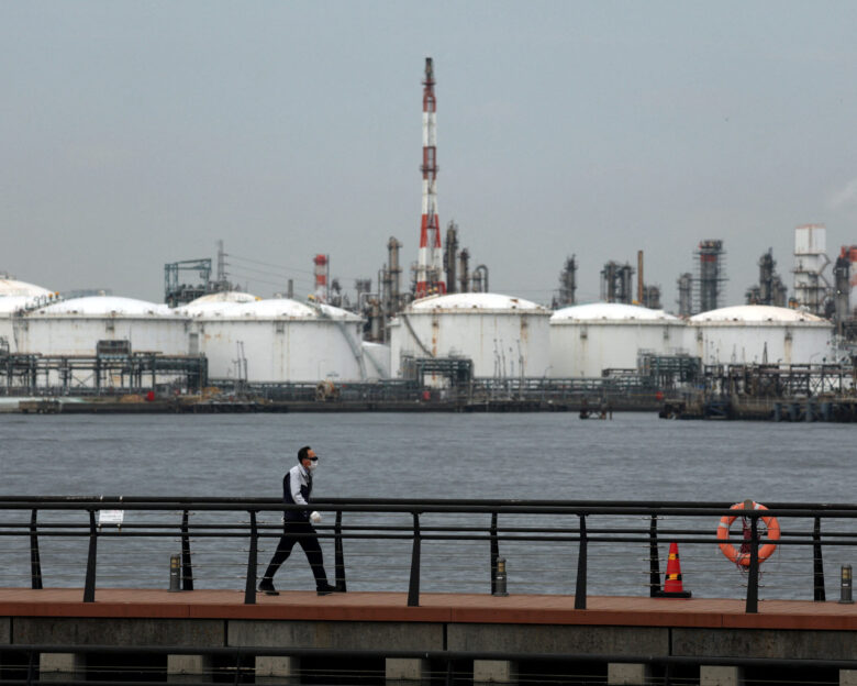 FILE PHOTO: An oil refinery in the Keihin Industrial Zone in Kawasaki, south of Tokyo, Japan March 17, 2026. REUTERS/Issei Kato/File Photo
