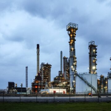 Oiltanks and chimneys at ExxonMobil refining and petrochemicals platform in Rotterdam, Netherlands April 9, 2026. REUTERS/Piroschka van de Wouw
