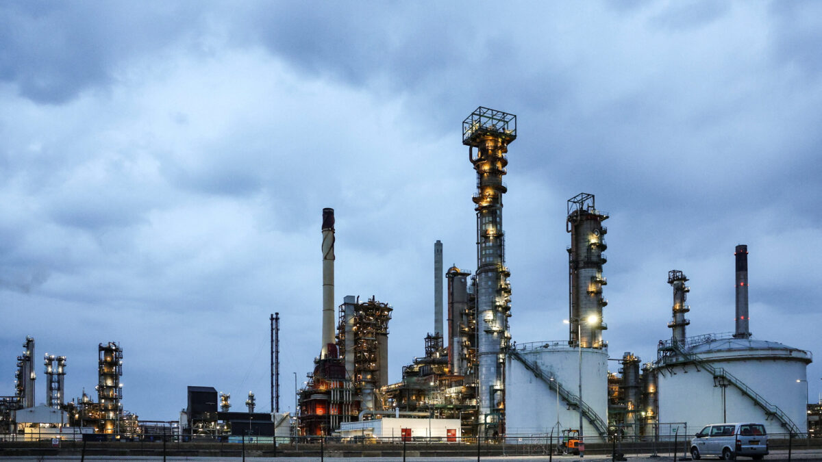 Oiltanks and chimneys at ExxonMobil refining and petrochemicals platform in Rotterdam, Netherlands April 9, 2026. REUTERS/Piroschka van de Wouw