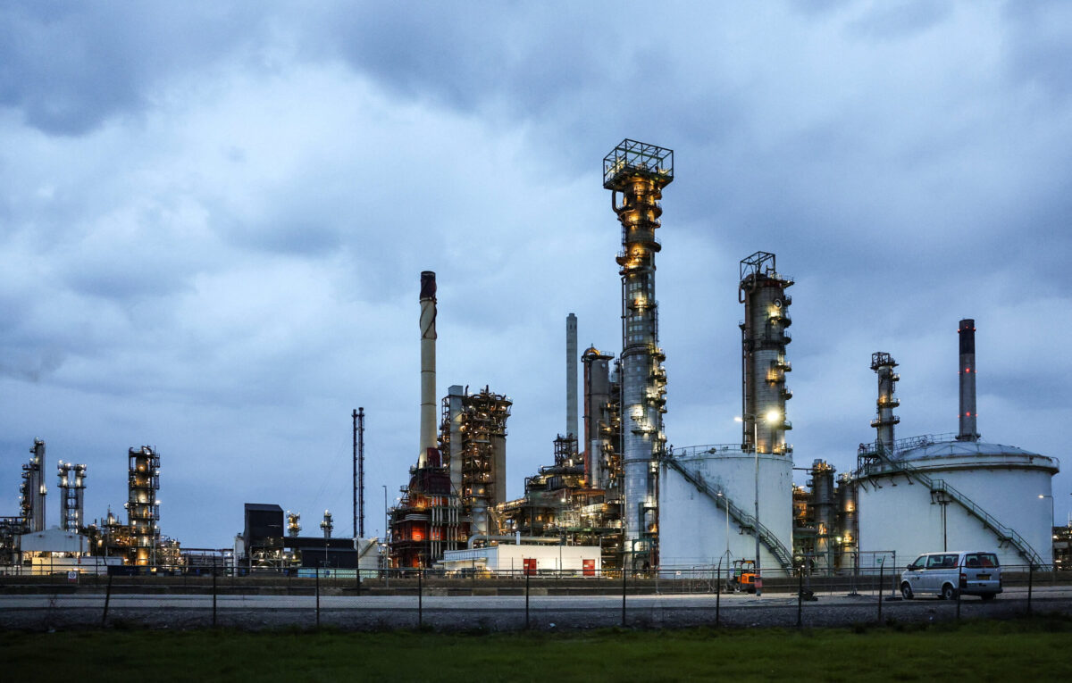 Oiltanks and chimneys at ExxonMobil refining and petrochemicals platform in Rotterdam, Netherlands April 9, 2026. REUTERS/Piroschka van de Wouw