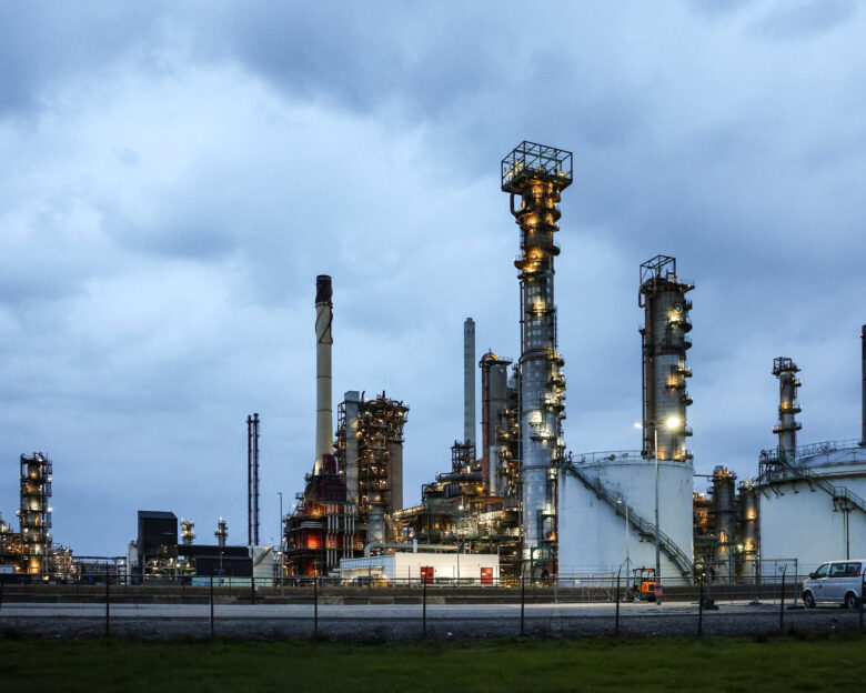 Oiltanks and chimneys at ExxonMobil refining and petrochemicals platform in Rotterdam, Netherlands April 9, 2026. REUTERS/Piroschka van de Wouw