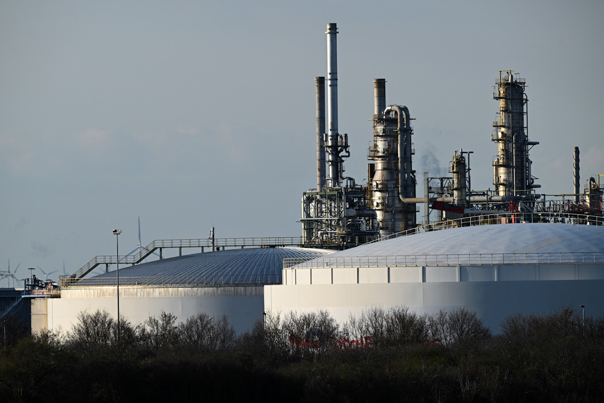 Oil storage containers and facilities of the TotalEnergies refinery in the Leuna Chemical Complex, in Leuna, Germany, March 17, 2026. REUTERS/Annegret Hilse