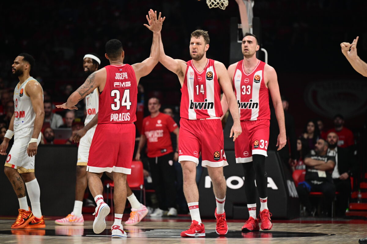 Ολυμπιακός: Το «καυτό» ΣΕΦ και η αποθέωση σε παίκτες και Μπαρτζώκα στην παρακάμερα της νίκης επί της Μονακό