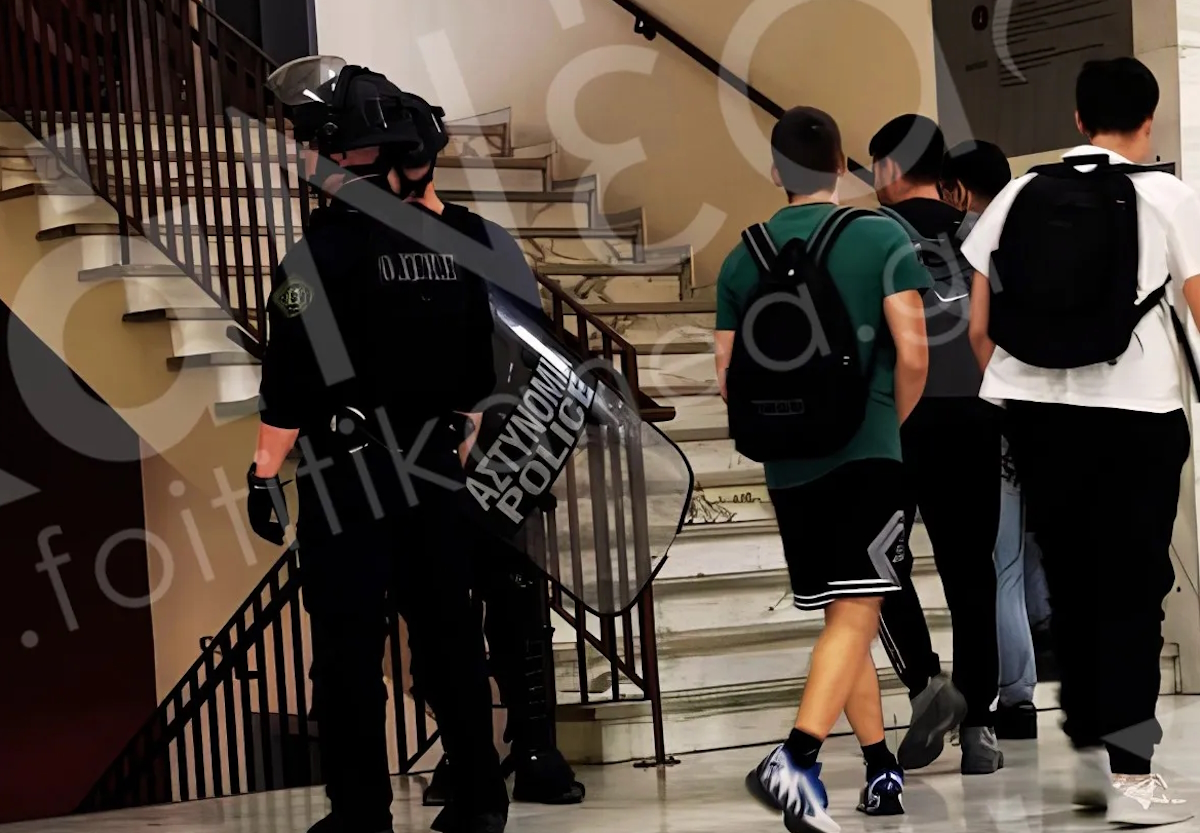Βανδαλισμοί στο Οικονομικό Πανεπιστήμιο Αθηνών εν ώρα μαθημάτων - «Πετούσαν μηχανήματα από τις σκάλες»