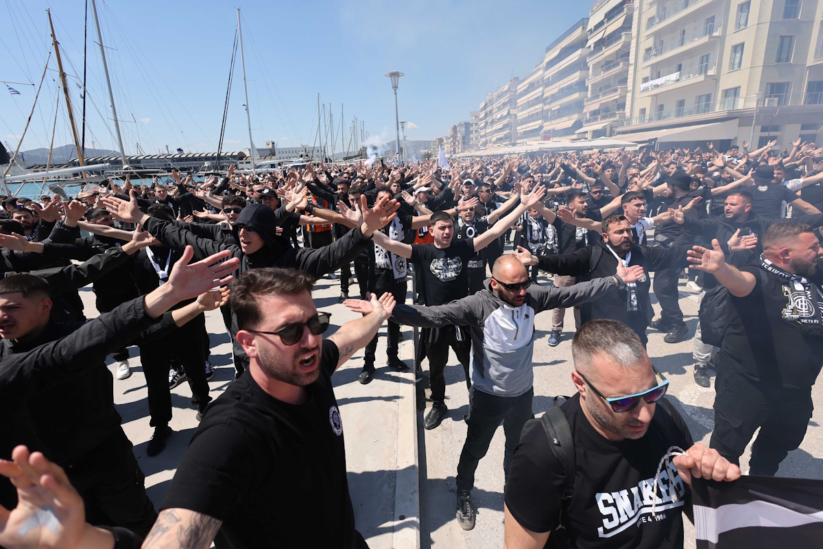 Οπαδοί του ΠΑΟΚ και του ΟΦΗ έκαναν εξέδρα στην παραλία του Βόλου πριν τον τελικό του Κυπέλλου Ελλάδας Betsson