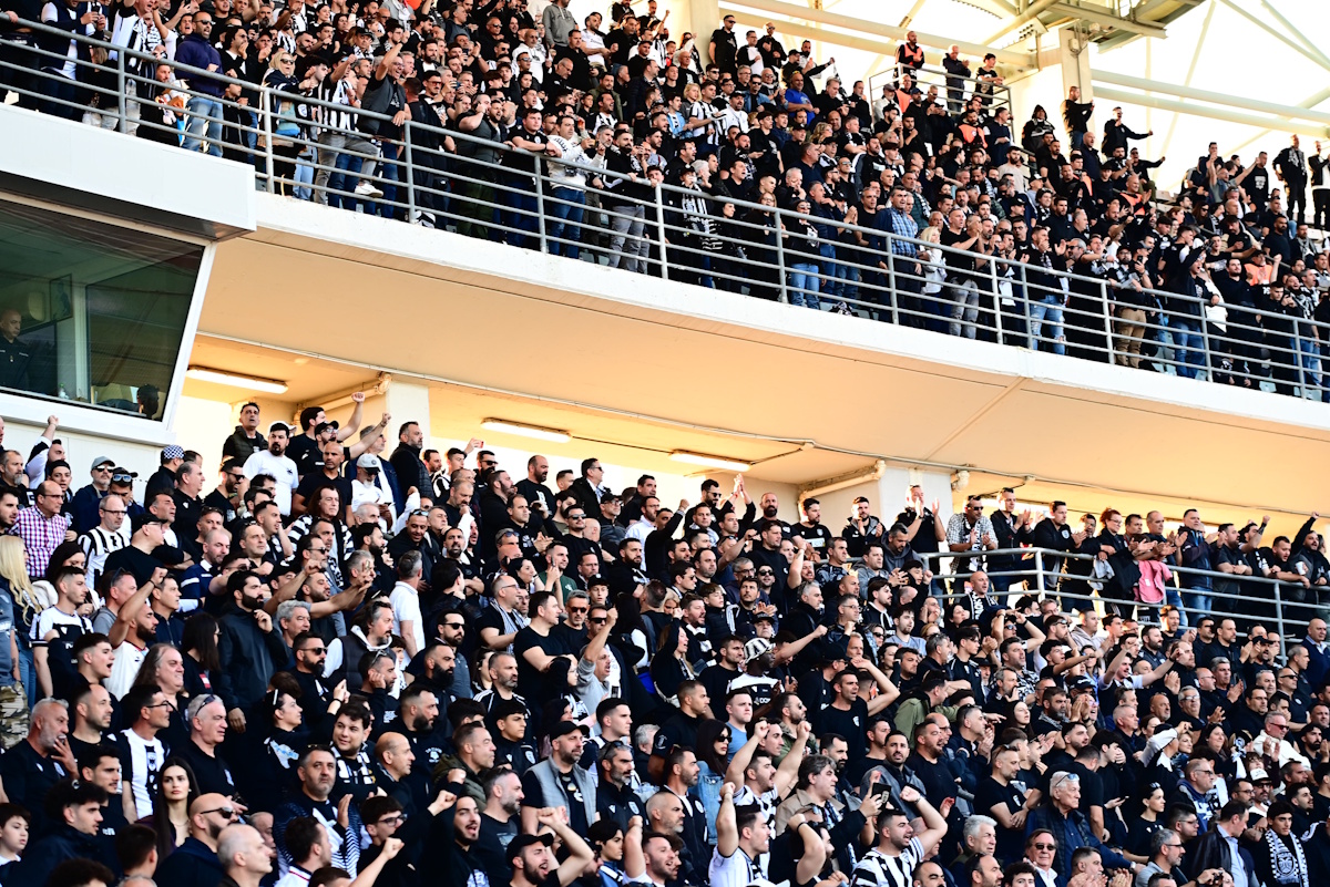 ΠΑΟΚ - ΟΦΗ: Ένταση μεταξύ οπαδών του «δικεφάλου» και της αστυνομίας, προβλήματα για την είσοδο στο Πανθεσσαλικό για τους Κρητικούς