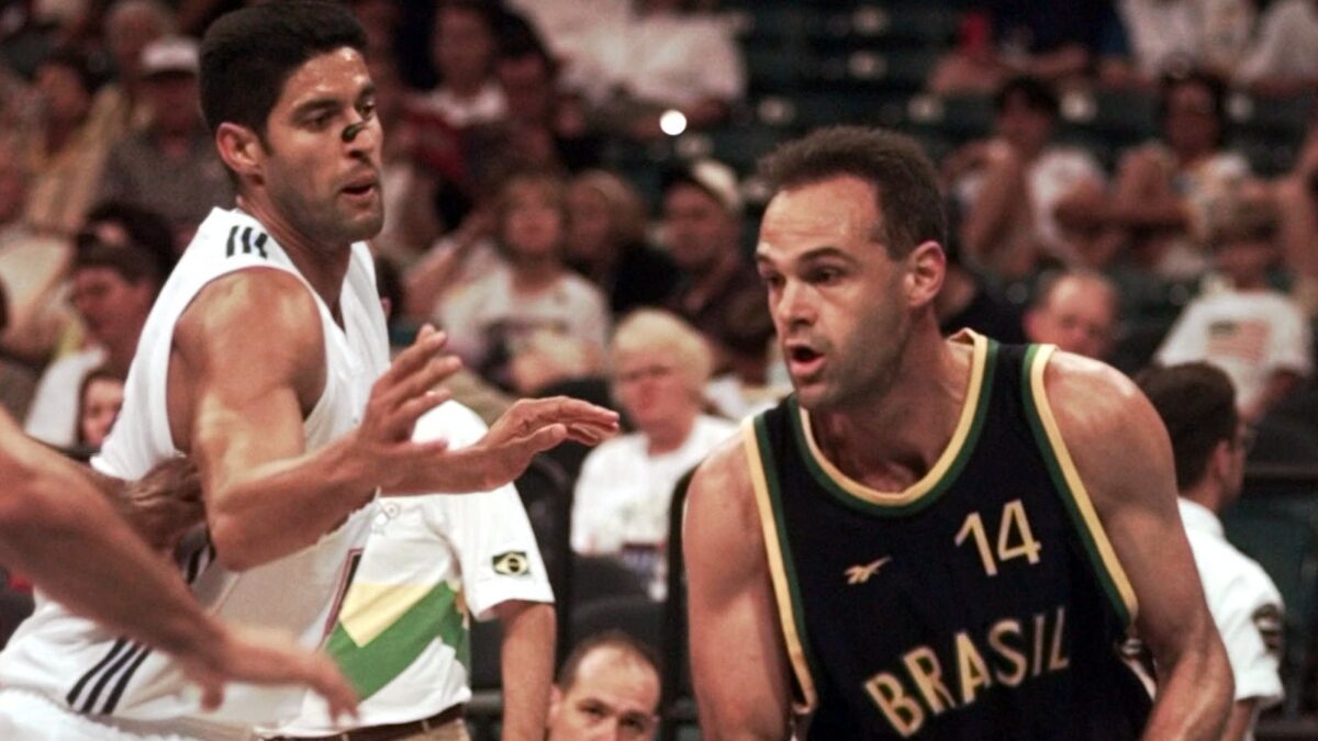 Ο Oscar Schmidt στα δεξιά