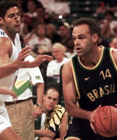 Ο Oscar Schmidt στα δεξιά