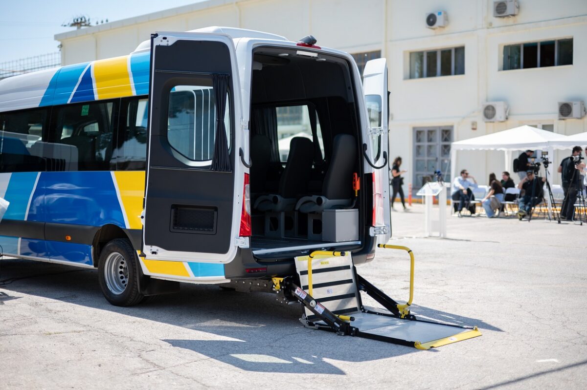 Δωρεάν μετακινήσεις ατόμων με αναπηρία: Παρουσιάστηκαν τα νέα οχήματα, ενισχύεται η υπηρεσία της ΟΣΥ