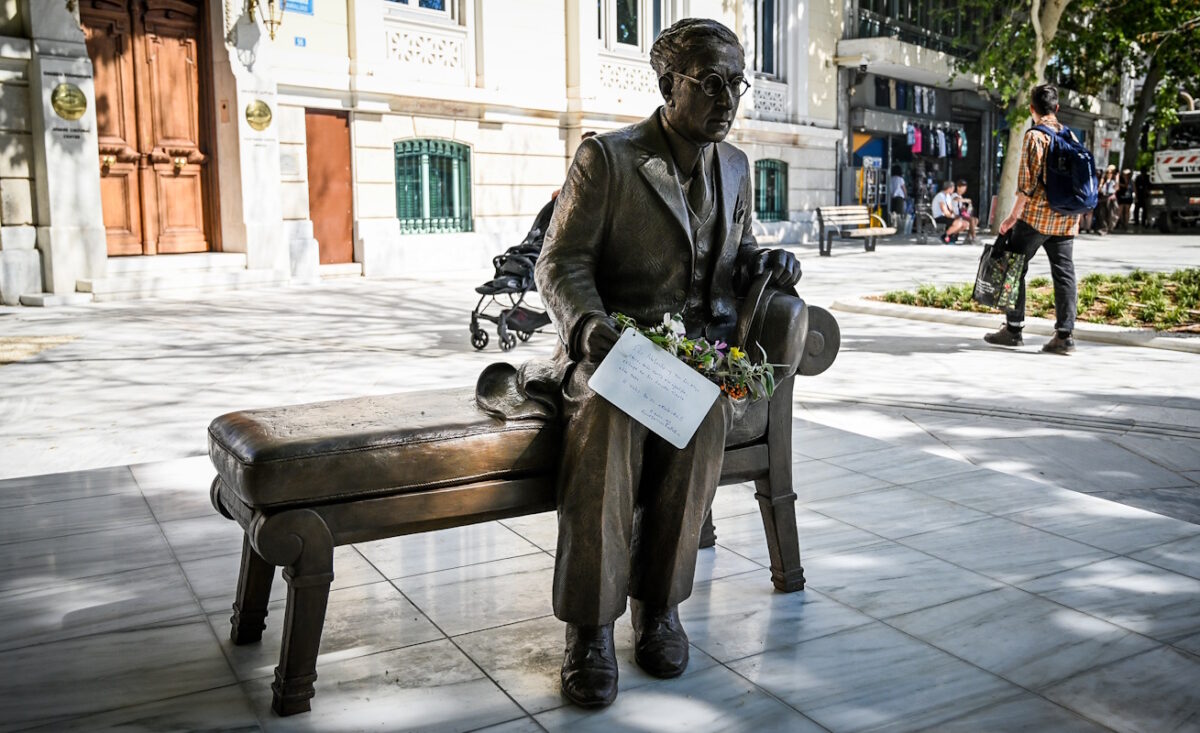 Πλήθος κόσμου στο παγκάκι του Κωνσταντίνου Καβάφη στη Διονυσίου Αρεοπαγίτου