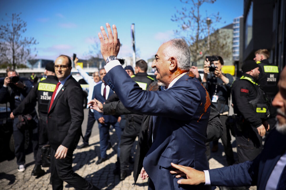 Ο Ρεζά Παχλαβί χαιρετάει τους υποστηρικτές του με την κόκκινη ουσία