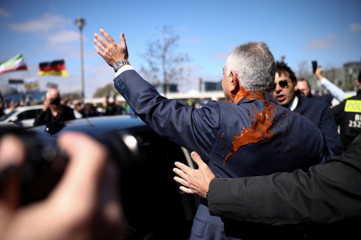 Βερολίνο: Διαδηλωτής έριξε κόκκινη ουσία στον εξόριστο πρίγκηπα διάδοχο του Ιράν, Ρεζά Παχλαβί