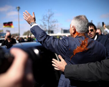 Ο Ρεζά Παχλαβί χαιρετάει τους υποστηρικτές του με την κόκκινη ουσία