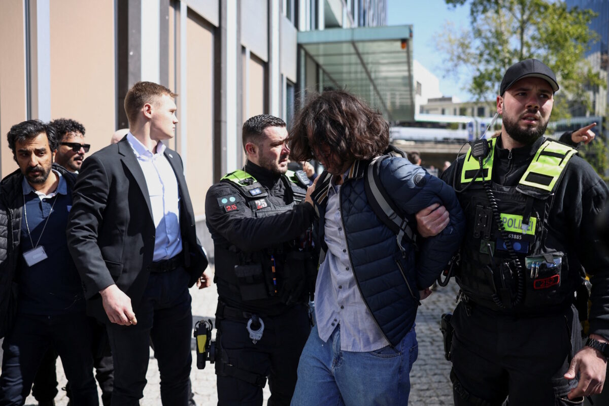 Ο φερόμενος ως δράστης που έριξε κόκκινη ουσία στον Ρεζά Παχλαβί