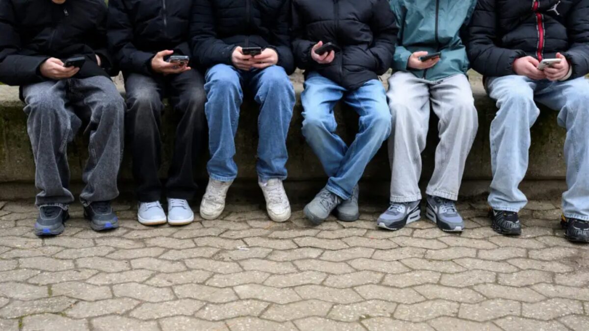 Μαθητές με κινητά τηλέφωνα