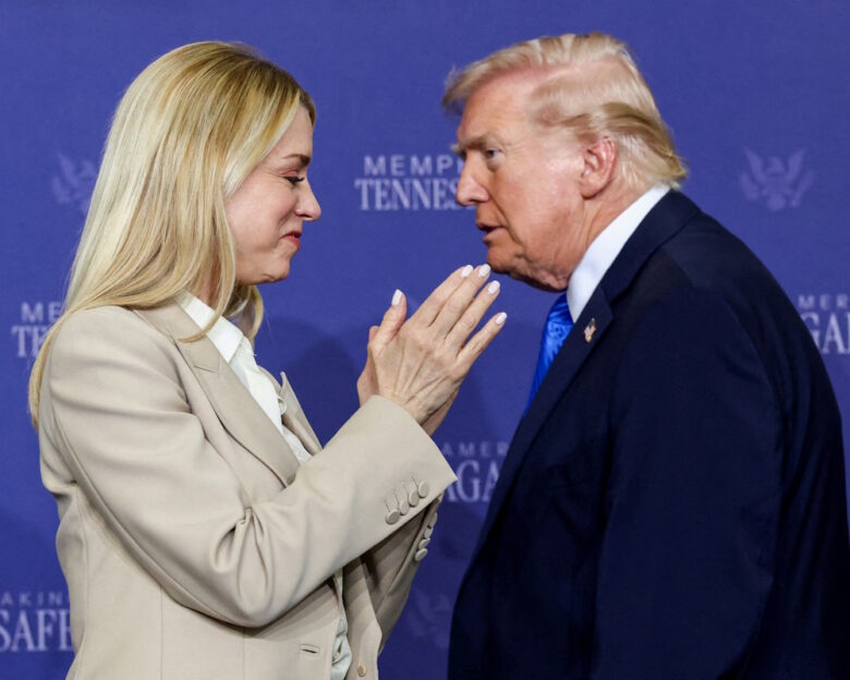 Παμ Μπόντι και Ντόναλντ Τραμπ