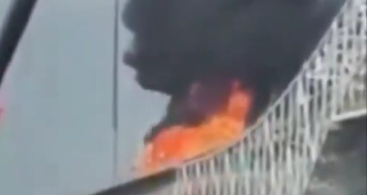 Παναμάς: Τεράστια φωτιά στη «Γέφυρα της Αμερικής» μετά από ισχυρή έκρηξη σε βυτιοφόρο πάνω από τη Διώρυγα