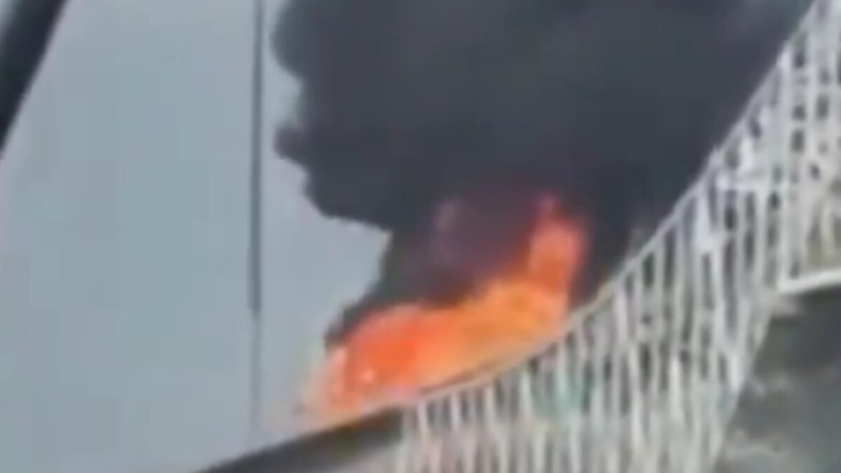 Παναμάς: Τεράστια φωτιά στη «Γέφυρα της Αμερικής» μετά από ισχυρή έκρηξη σε βυτιοφόρο πάνω από τη Διώρυγα