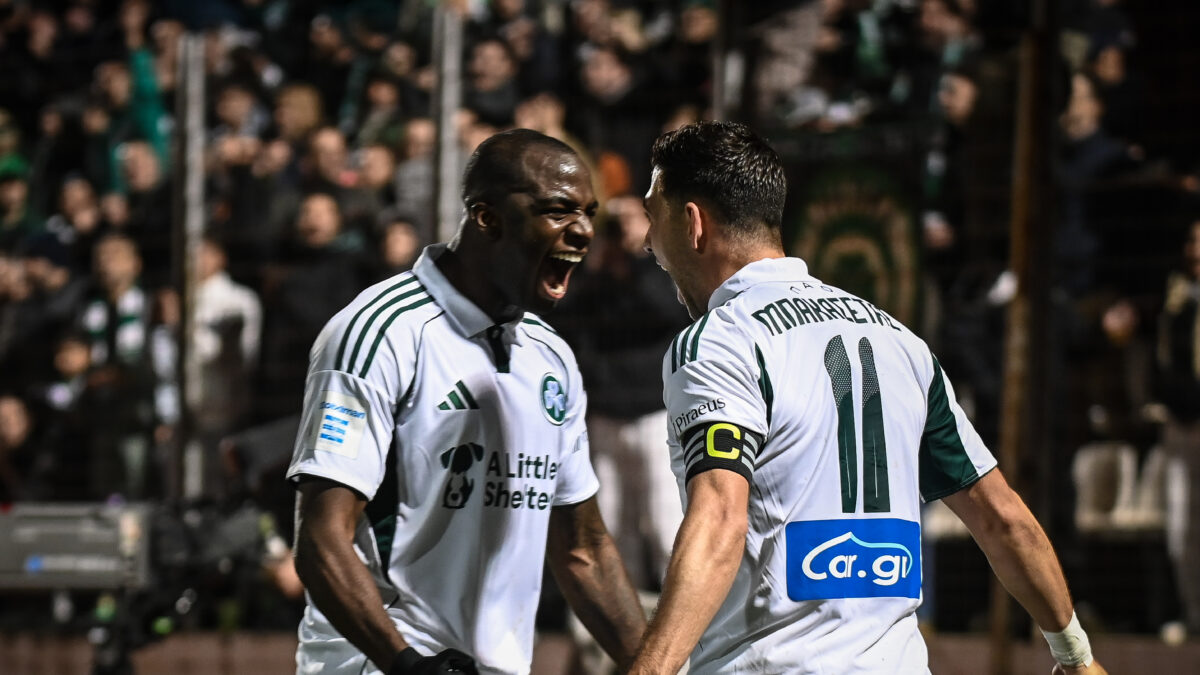 Ο Ανδρέας Τετέι πανηγυρίζει με τη φανέλα του Παναθηναϊκού