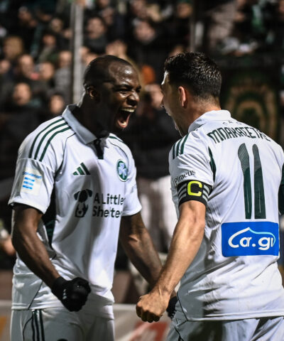 Ο Ανδρέας Τετέι πανηγυρίζει με τη φανέλα του Παναθηναϊκού