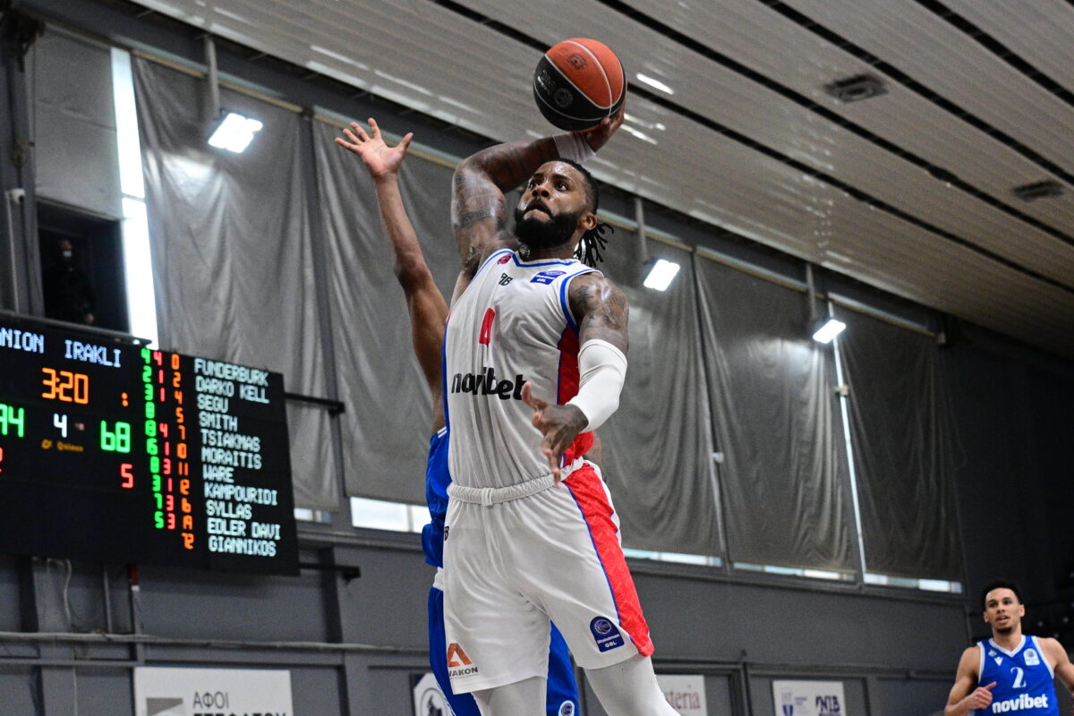 Ο Γουότσον του Πανιωνίου καρφώνει στο καλάθι του Ηρακλή
