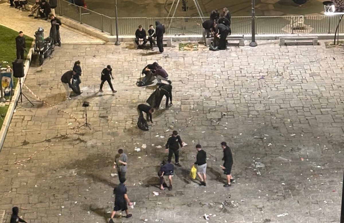 ΠΑΟΚ: Οι οπαδοί του «δικεφάλου» καθάρισαν την πλατεία Ναυαρίνου μετά τον χαμένο τελικό με την Μπιλμπάο