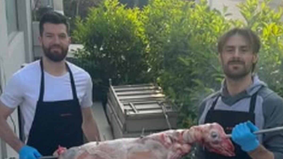 Άλεκ Πίτερς και Τζορτζ Πάπας σούβλισαν αρνί για το Πάσχα