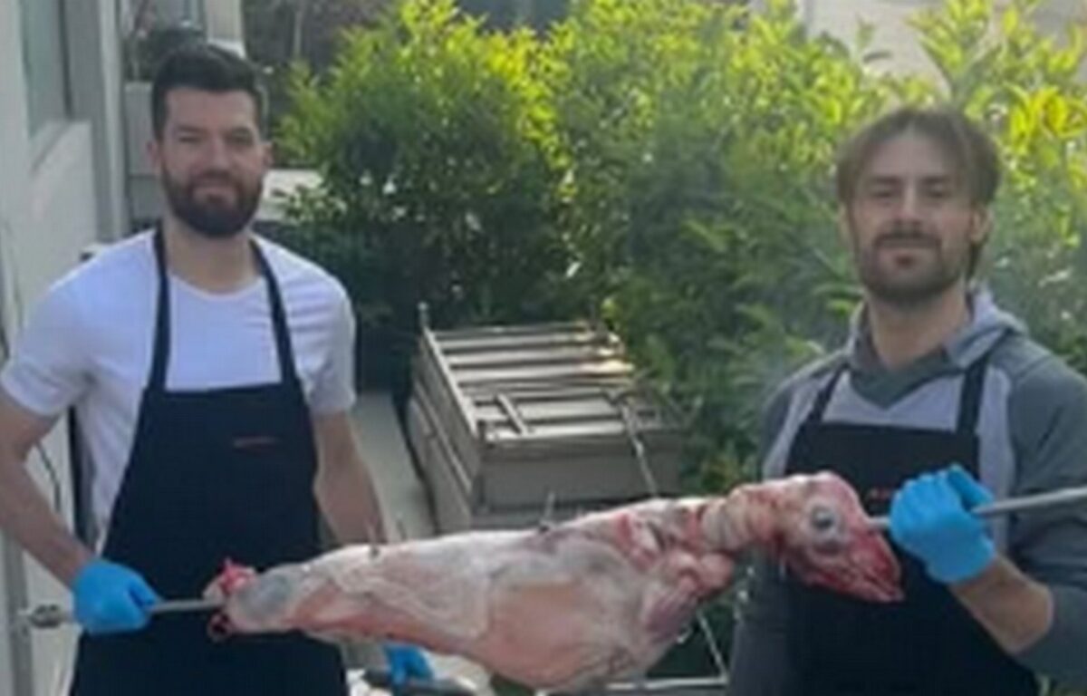 Άλεκ Πίτερς και Τζορτζ Πάπας σούβλισαν αρνί για το Πάσχα