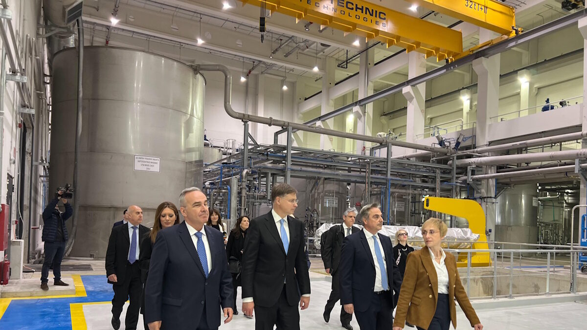 Ο Αναπληρωτής Υπουργός Εθνικής Οικονομίας και Οικονομικών Ν. Παπαθανάσης και ο Επίτροπος Οικονομίας και Παραγωγικότητας, Εφαρμογής και Απλούστευσης Β. Ντομπρόβσκις