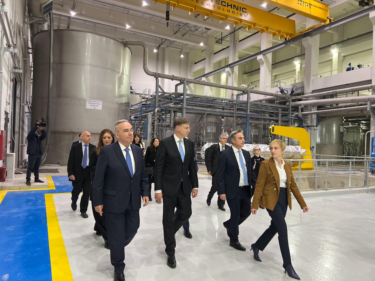 Παπαθανάσης: Επίσκεψη με Ντομπρόβσκις στα Οινόφυτα - Επένδυση άνω των 100 εκατ. για «πράσινο» χαρτί