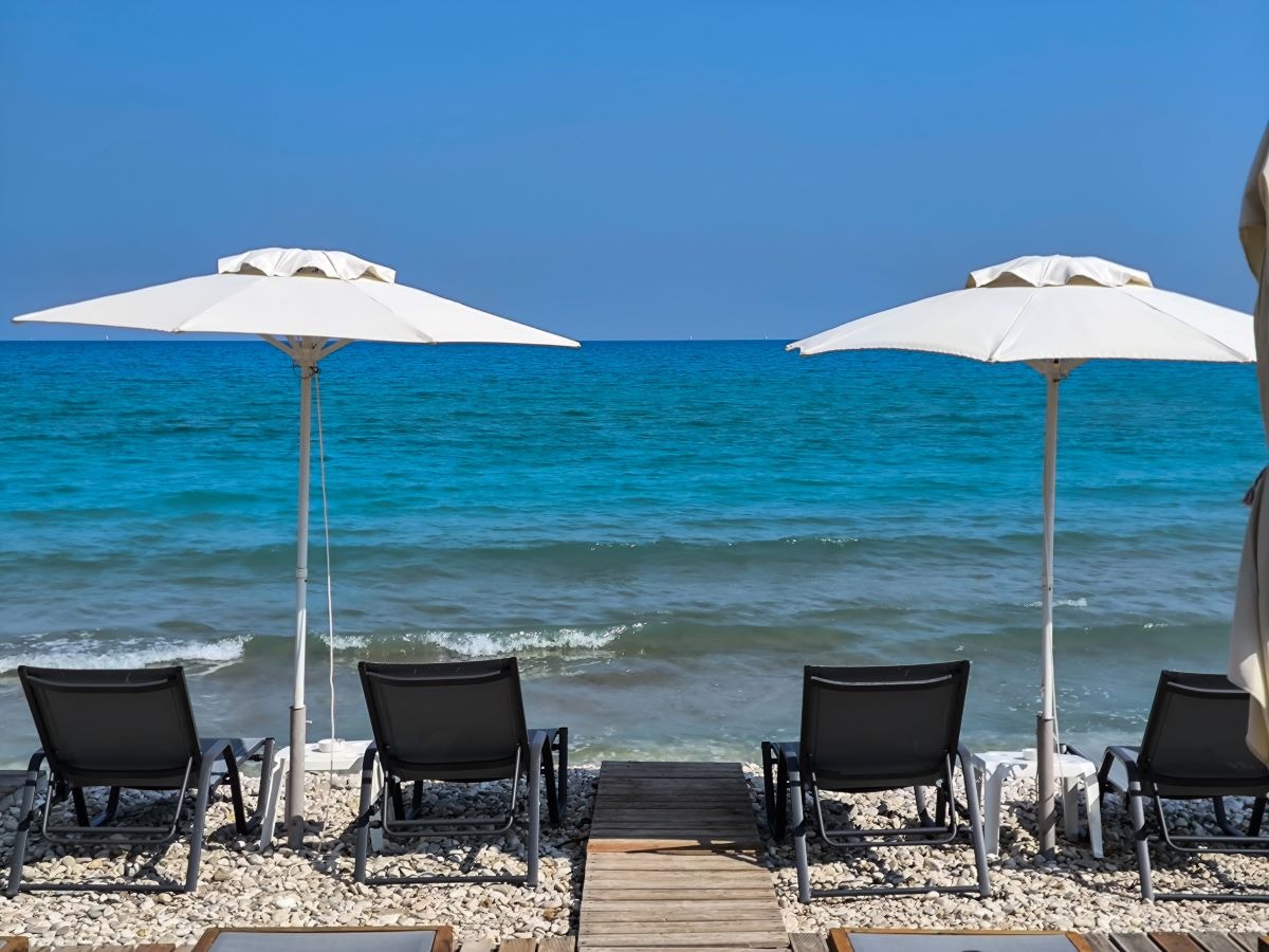 Παραλία ξαπλώστρες