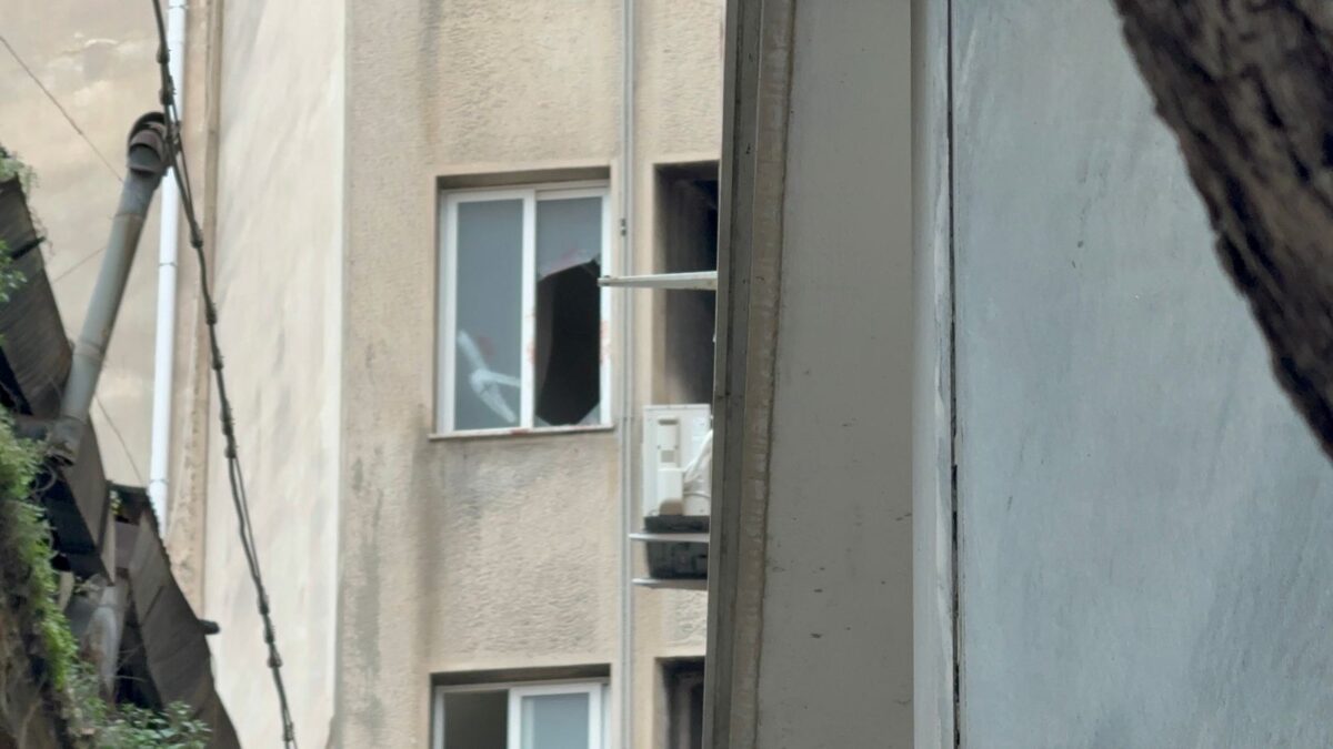 Το σπασμένο τζάμι που έπεσε η γυναίκα