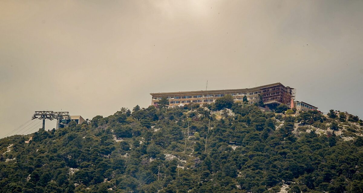 Υπό έλεγχο η φωτιά στην Πάρνηθα - Πιθανόν να ξεκίνησε από καλώδια του ΔΕΔΔΗΕ