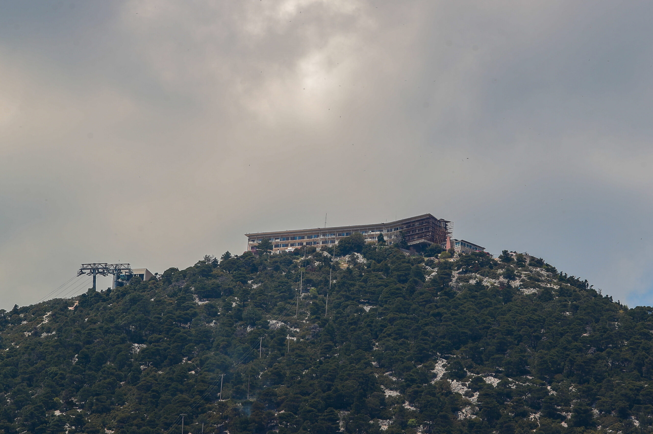 Μαύροι καπνοί από τη φωτιά σε δασική έκταση στην θέση Μαυροβούνι