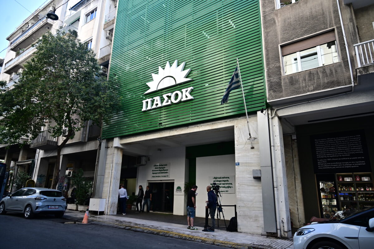 Νέα σύγκρουση ΠΑΣΟΚ - Μαξίμου για τους «13» του ΟΠΕΚΕΠΕ: «Μαζεύει το χάσμα» απαντά στη ΝΔ η Χαριλάου Τρικούπη