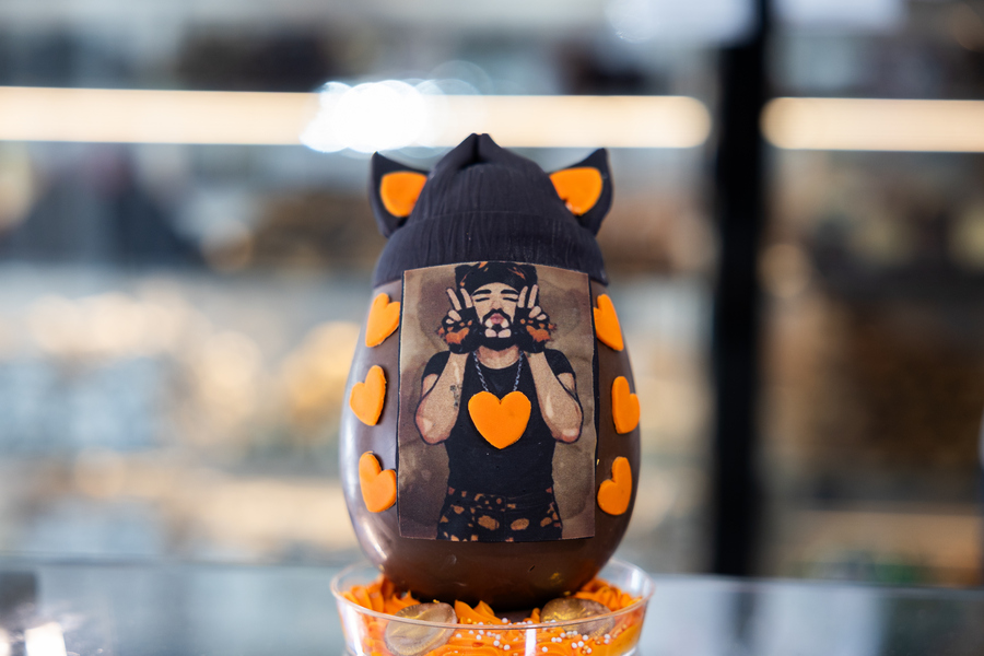 Σοκολατένιο αυγό Ακύλας, στο Ζαχαροπλαστείο του Γιάννη Μαρίνη στην Παναγία Φανερωμένη της Θεσσαλονίκης